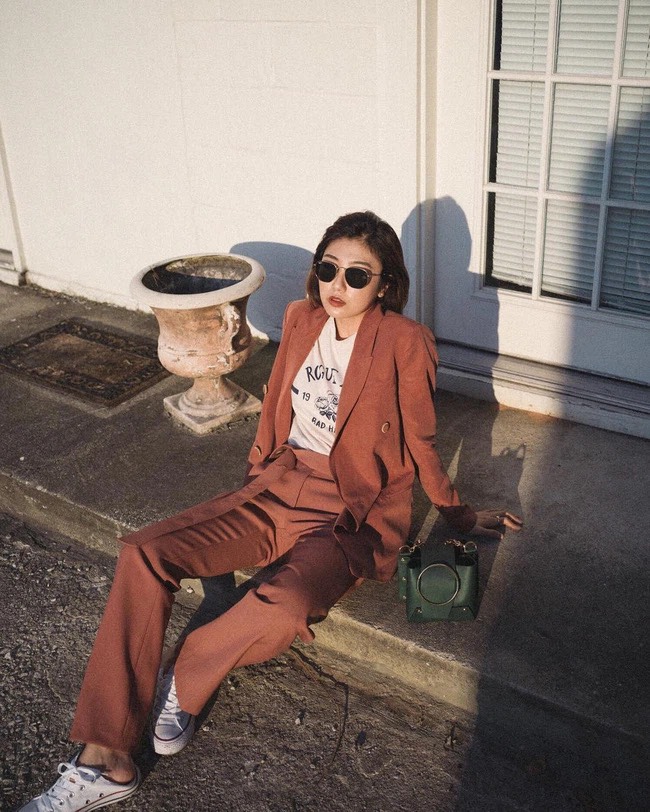 Hari Won 35 tuổi vẫn diện suit cực trẻ xinh, h&oacute;a ra l&agrave; mix theo c&aacute;ch n&agrave;y để tr&aacute;nh nh&igrave;n gi&agrave; đanh - Ảnh 3.