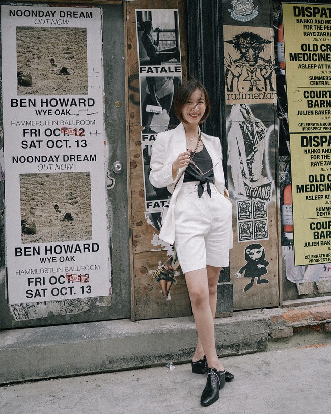 Hari Won 35 tuổi vẫn diện suit cực trẻ xinh, h&oacute;a ra l&agrave; mix theo c&aacute;ch n&agrave;y để tr&aacute;nh nh&igrave;n gi&agrave; đanh - Ảnh 4.