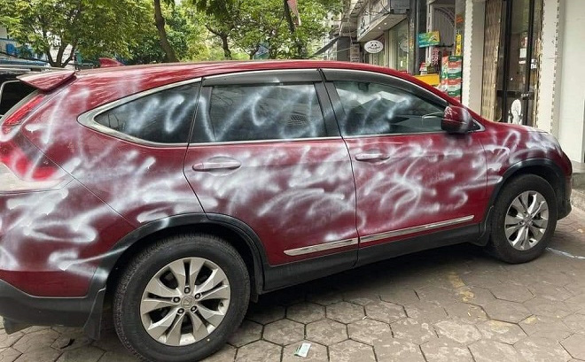 Danh tính người xịt sơn lên toàn thân ô tô Honda CR-V vì đỗ chặn cửa hàng ở Hải Phòng - Ảnh 1.