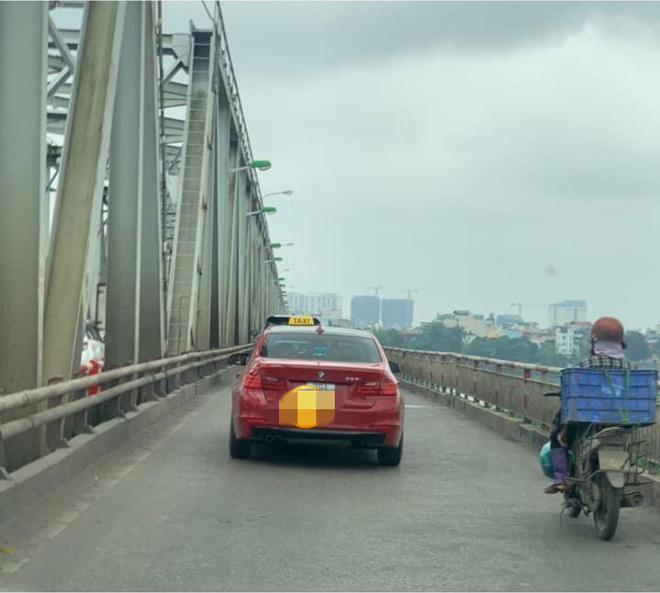 BMW tiền tỉ gắn biển taxi chạy trên phố Hà Nội khiến người đi đường xôn xao, chụp ảnh đăng lên MXH - Ảnh 2.
