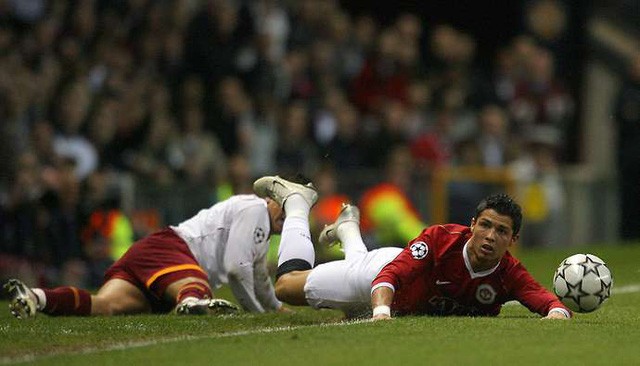 Đồng nghiệp xấu hổ kể lại khoảnh khắc bị Ronaldo đối xử phũ phàng trên sân - Ảnh 3.
