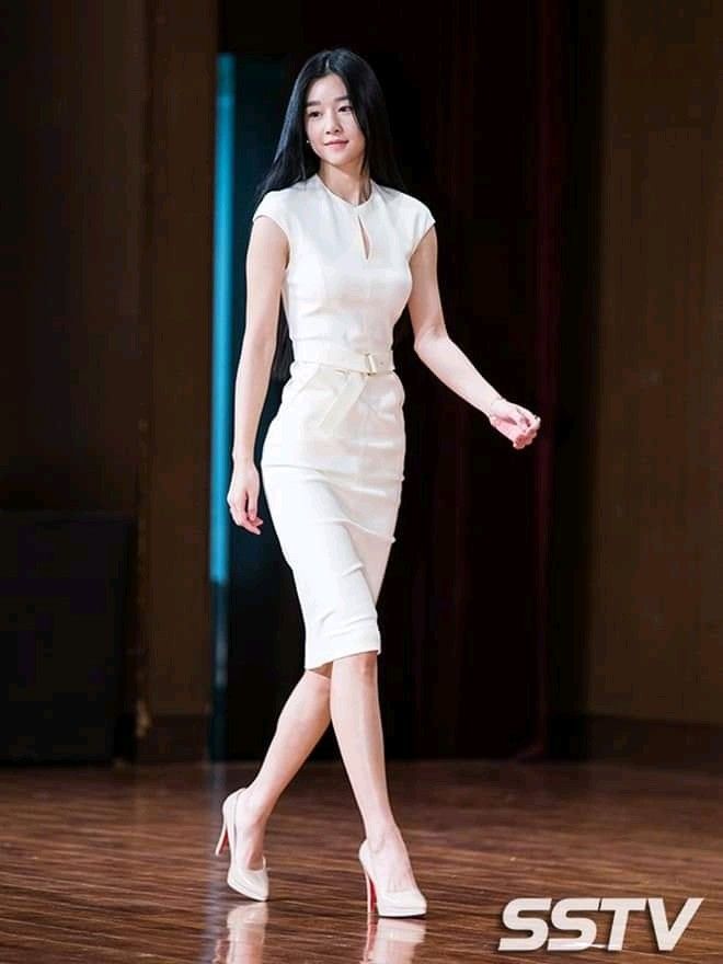 Nhìn lại style khi chưa nổi nhờ vai điên nữ của Seo Ye Ji: Nhạt nhòa thật nhưng body khủng không chê vào đâu được - Ảnh 4.