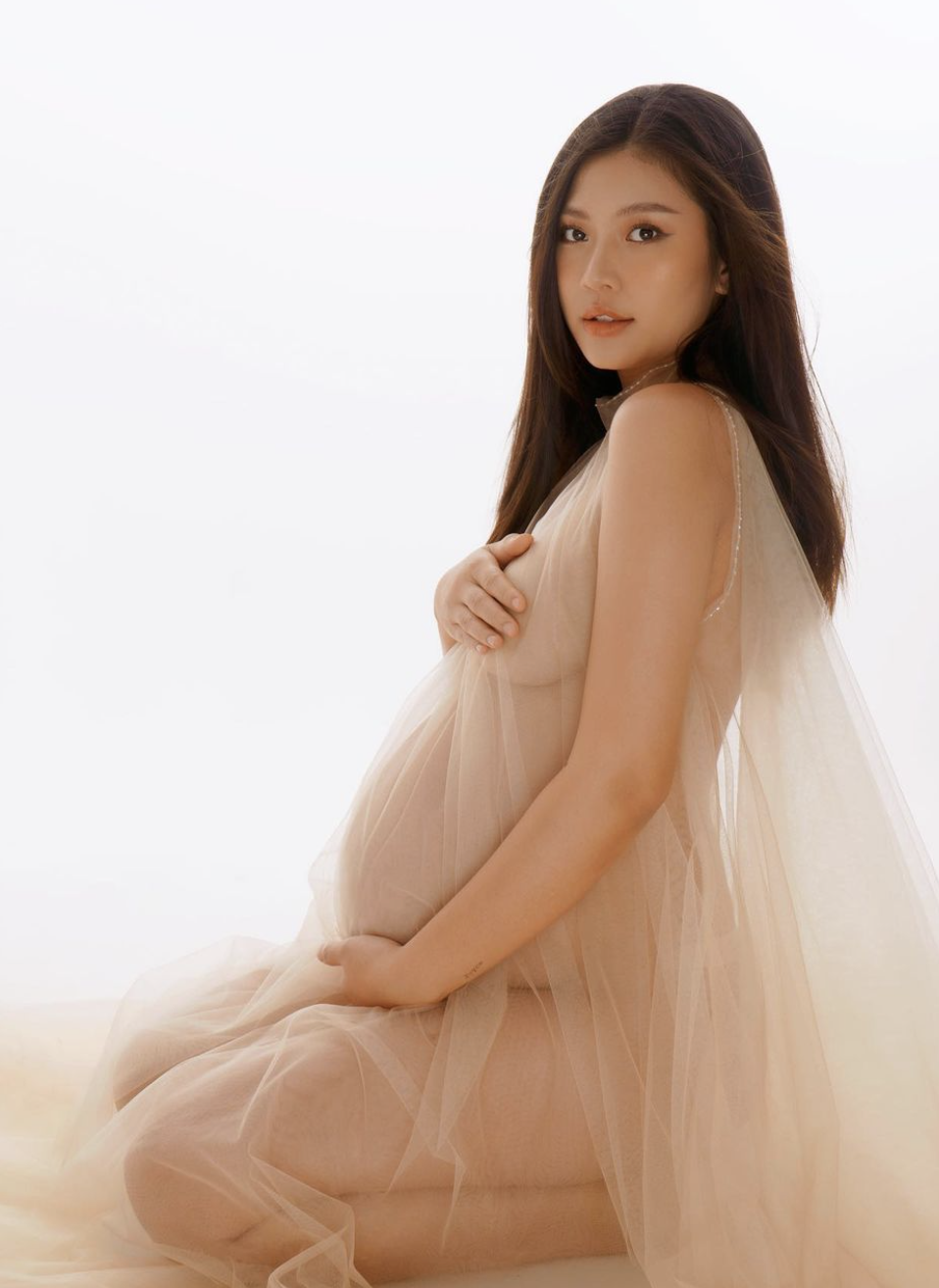 Chúng Huyền Thanh chơi lớn tung ảnh nude 100% khoe bụng bầu cuối thai kỳ, tăng 20kg mà body vẫn quá quyến rũ - Ảnh 3. Chúng Huyền Thanh chơi lớn tung ảnh nude 100% khoe bụng bầu cuối thai kỳ, tăng 20kg mà body vẫn quá quyến rũ - Ảnh 3.