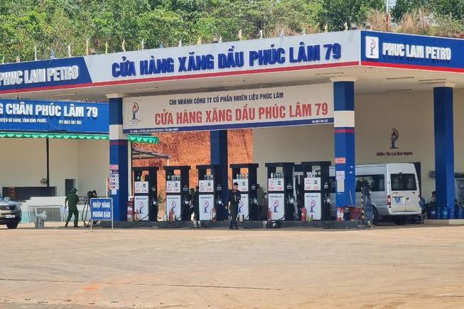 Công an phong toả, khám xét một cây xăng ở Bình Phước - Ảnh 1.