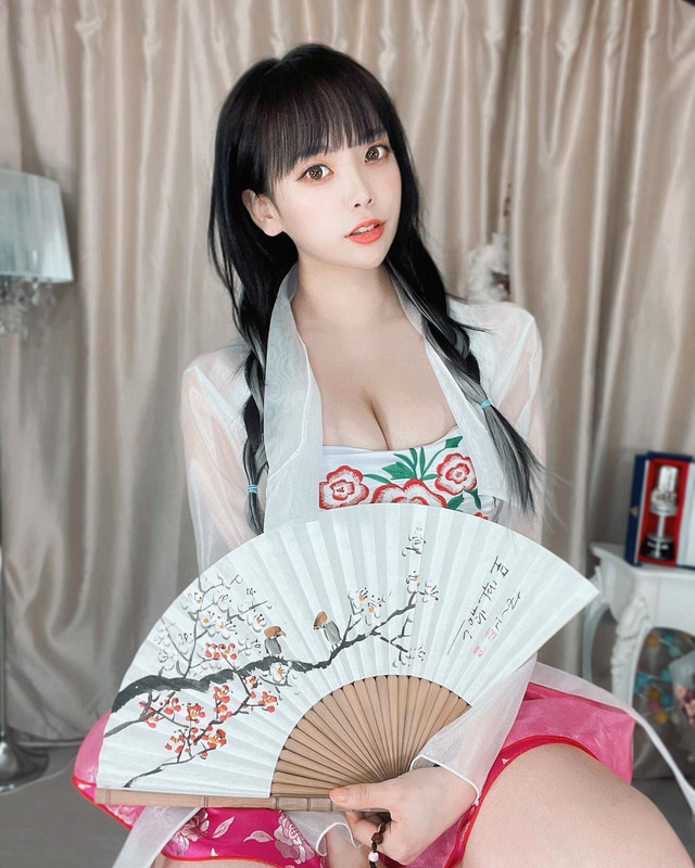 Hết livestream nhảy sexy rồi lại làm clip tắm bồn gợi cảm, nữ streamer hào phóng khoe vòng một phồn thực với người xem - Ảnh 3.