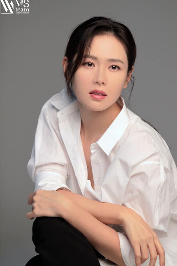 Son Ye Jin đẳng cấp như nữ thần mùa xuân, ảnh hậu trường còn xuất sắc hơn cả ảnh tạp chí - Ảnh 11.