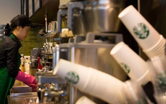 Starbucks sắp bỏ loại cốc giấy dùng một lần - Ảnh 1.