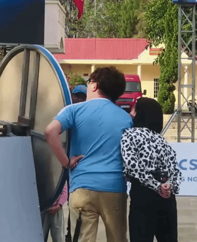 Đại Nghĩa và Việt Hương ăn gian khi chơi gameshow nhưng được khán giả đồng loạt khen ngợi - Ảnh 2. Đại Nghĩa và Việt Hương ăn gian khi chơi gameshow nhưng được khán giả đồng loạt khen ngợi - Ảnh 2.