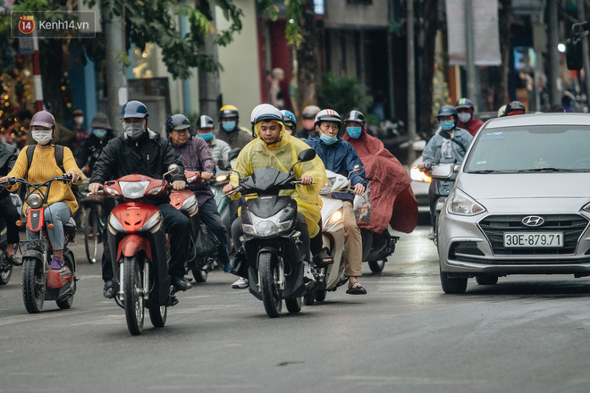 Đêm nay miền Bắc đón không khí lạnh, trời mưa dông, có khả năng xảy ra lốc, sét và mưa đá - Ảnh 1. Đêm nay miền Bắc đón không khí lạnh, trời mưa dông, có khả năng xảy ra lốc, sét và mưa đá - Ảnh 1.