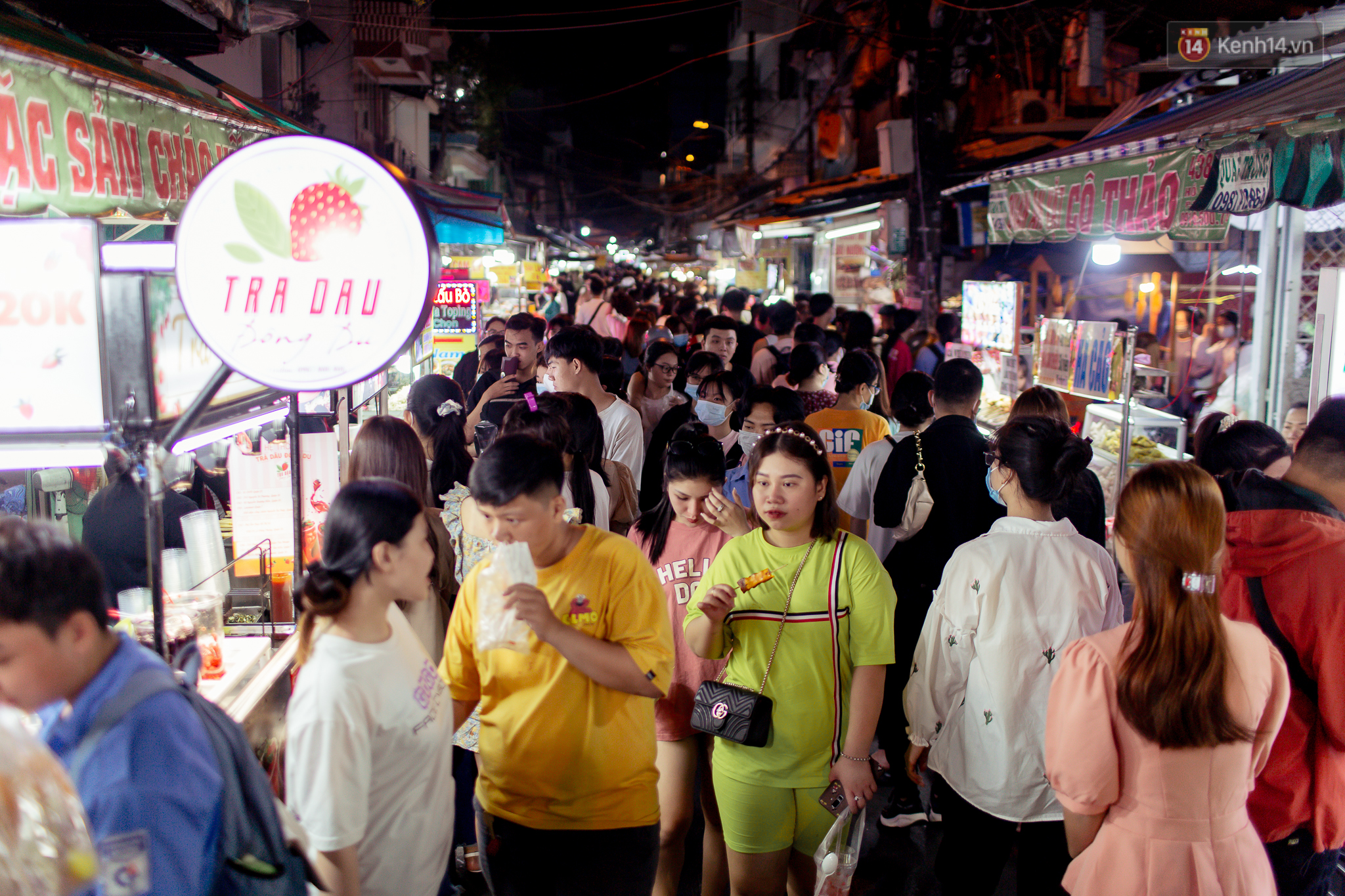 Khu chợ ẩm thực đã vào là không có đường ra ở Sài Gòn: Phần vì đồ ăn ngon, phần vì… đông muốn ná thở! - Ảnh 1.