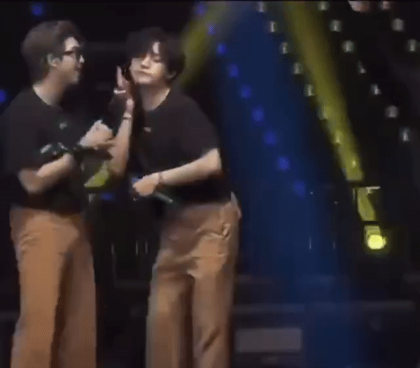 V (BTS) đang ngầu bỗng hoá mỹ nam thần kinh rủ đồng đội dặm phấn, chính là đánh nền trước, đánh giặc sau đây rồi? - Ảnh 3.