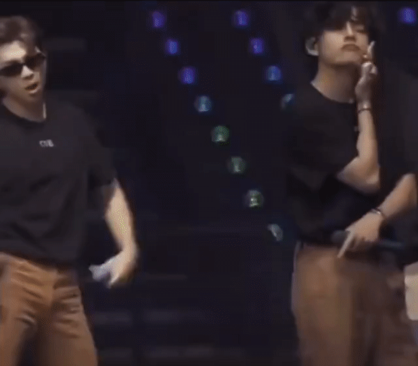 V (BTS) đang ngầu bỗng hoá mỹ nam thần kinh rủ đồng đội dặm phấn, chính là đánh nền trước, đánh giặc sau đây rồi? - Ảnh 2.
