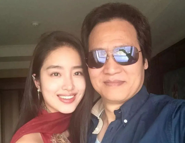 Cha nu&ocirc;i tỷ ph&uacute; chia tay bạn g&aacute;i k&eacute;m 30 tuổi v&igrave; Lưu Diệc Phi? - Ảnh 2.