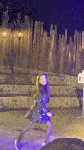Clip: Ho&agrave; Minzy cao hứng chạy nhảy l&ecirc;n s&acirc;n khấu, gặp kết đắng hỏng lu&ocirc;n đ&ocirc;i đ&ocirc;n chề v&agrave; ba n&agrave; - Ảnh 3.