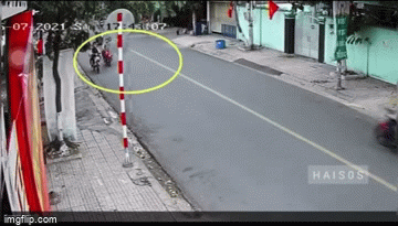 Clip: Đôi nam nữ giơ chân đạp 2 học sinh đi xe đạp điện ngã văng xuống đường - Ảnh 2.