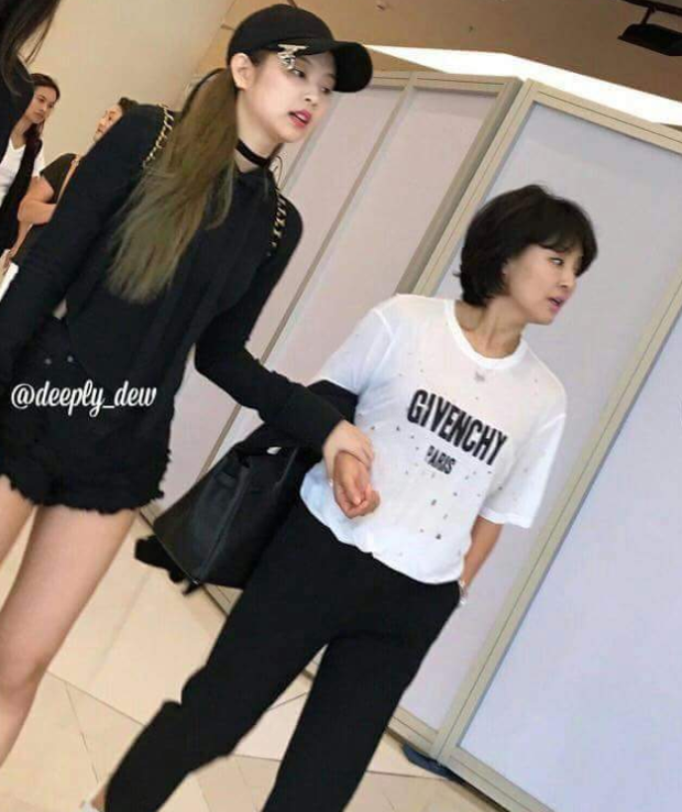 Jennie (BLACKPINK) lần đầu cho người mẹ giám đốc quyền lực lên sóng, combo nhan sắc và style sang chảnh của 2 mẹ con gây sốt - Ảnh 7.