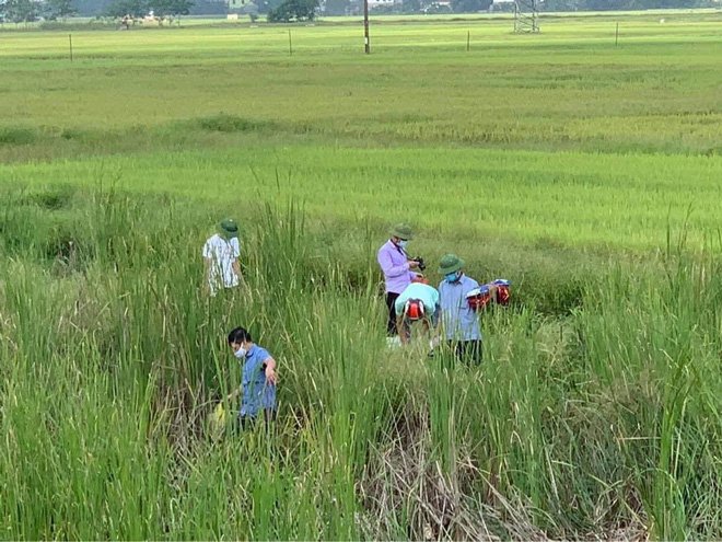 Vụ mẹ ôm con 7 tuổi nằm trên đường ray chờ tàu: 2 vợ chồng có dấu hiệu bị trầm cảm, nhiều lần đi chữa bệnh - Ảnh 2.