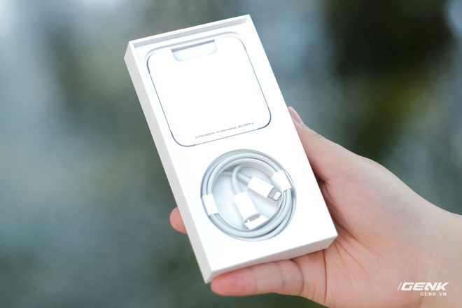 Trên tay iPhone 12 màu tím mộng mơ mới, giá chính hãng 22 triệu đồng, lên kệ trong tháng 6 - Ảnh 2.