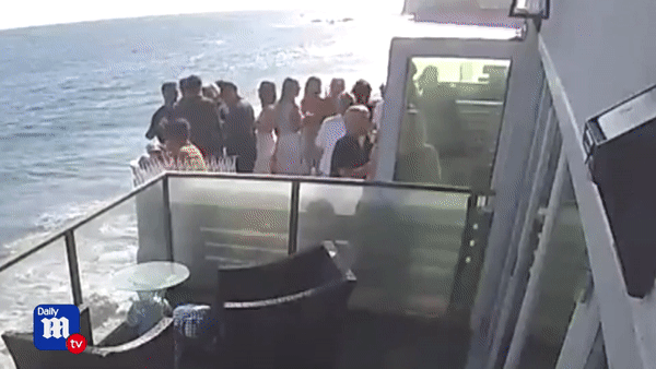 Thue Nha Ven Biển Cho 5 Người ở Nhưng Mời Tận 30 Người đến Chơi Nhom Bạn Lĩnh Ngay Hậu Quả Khi Ban Cong đổ Sập Xuống Bai đa Ben Dưới