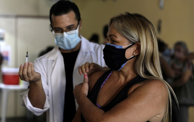Brazil ngừng tiêm vaccine AstraZeneca cho thai phụ - Ảnh 1.