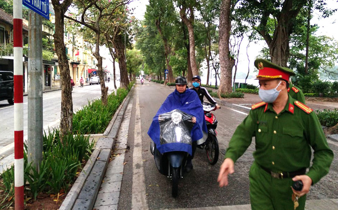 H&agrave; Nội: Xử phạt hơn 3 tỷ đồng những người kh&ocirc;ng đeo khẩu trang - Ảnh 1.