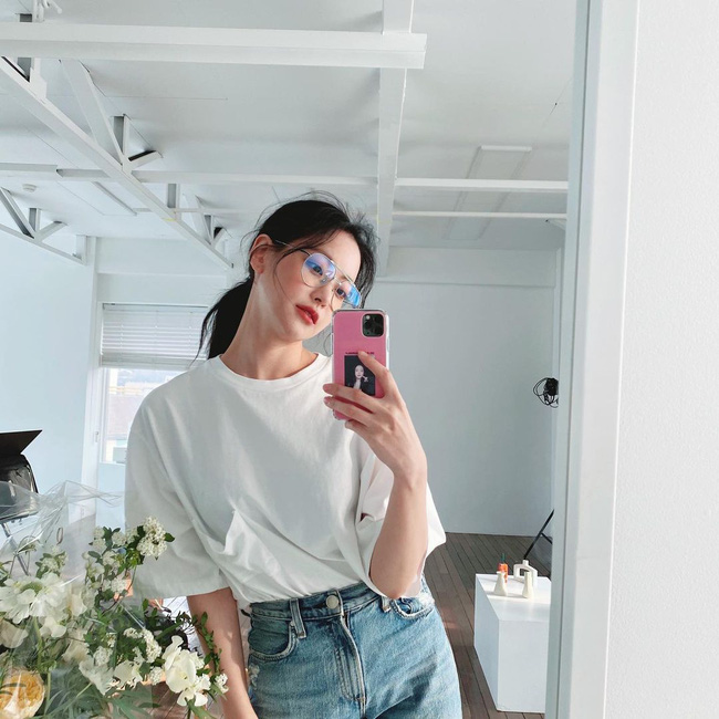 Chị em muốn mặc quần jeans kh&ocirc;ng chỉ trẻ m&agrave; c&ograve;n thanh lịch v&agrave; sang chảnh, h&atilde;y học c&aacute;c sao H&agrave;n 30+ - Ảnh 3.