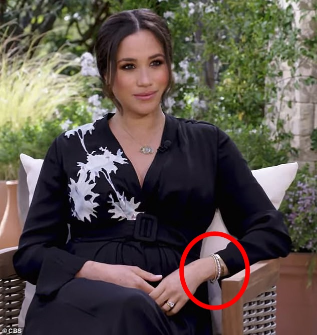 Meghan Markle lôi cả Công nương Diana vào cuộc chiến thách thức Hoàng gia Anh, bằng chứng ở một món phụ kiện nhỏ xíu - Ảnh 6.