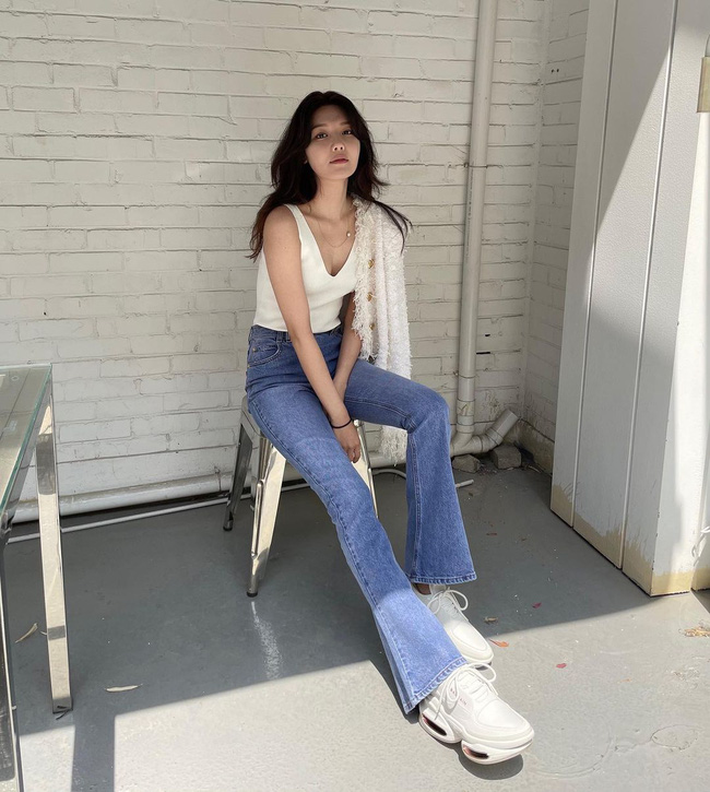 Chị em muốn mặc quần jeans kh&ocirc;ng chỉ trẻ m&agrave; c&ograve;n thanh lịch v&agrave; sang chảnh, h&atilde;y học c&aacute;c sao H&agrave;n 30+ - Ảnh 6.