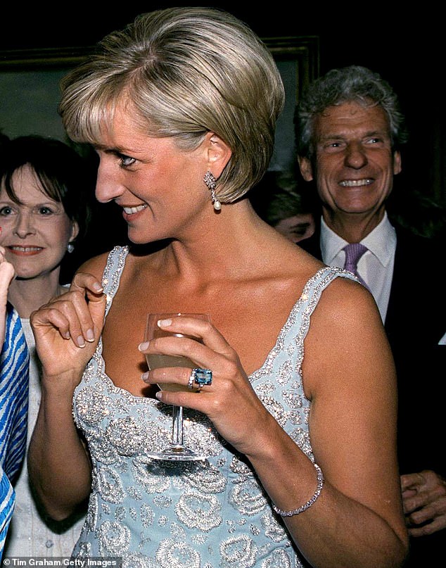 Meghan Markle lôi cả Công nương Diana vào cuộc chiến thách thức Hoàng gia Anh, bằng chứng ở một món phụ kiện nhỏ xíu - Ảnh 7.