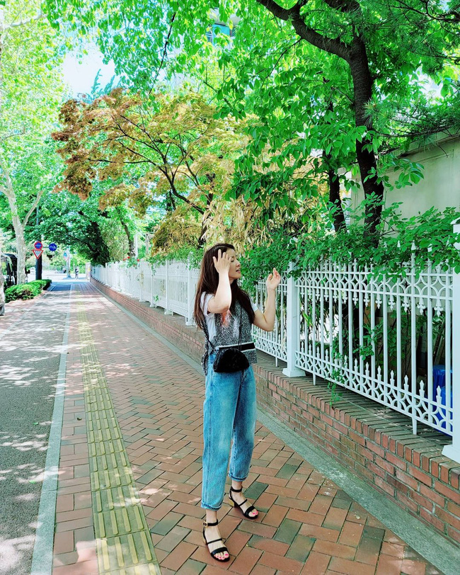 Chị em muốn mặc quần jeans kh&ocirc;ng chỉ trẻ m&agrave; c&ograve;n thanh lịch v&agrave; sang chảnh, h&atilde;y học c&aacute;c sao H&agrave;n 30+ - Ảnh 9.