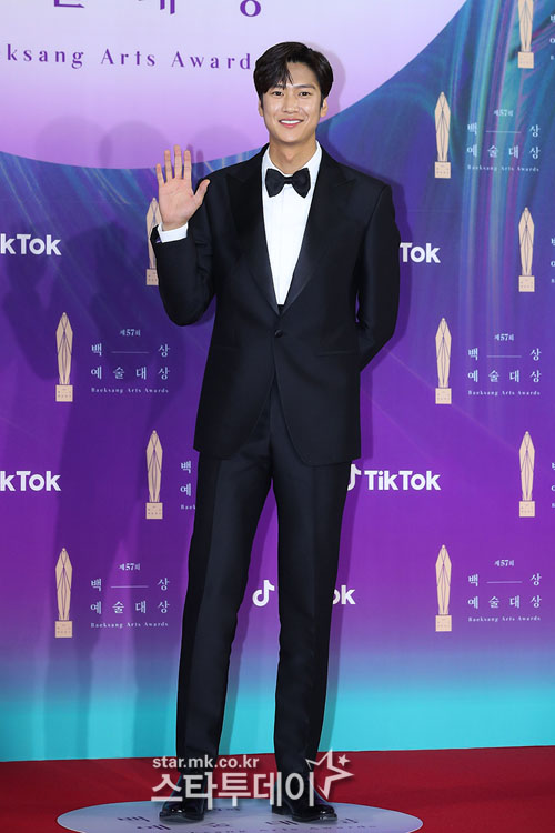 Siêu thảm đỏ Baeksang 2021: Song Joong Ki - Kim Soo Hyun át cả nữ thần Suzy, “ác nữ” Kim So Yeon o ép vòng 1 dẫn đầu đoàn sao Penthouse - Ảnh 25.