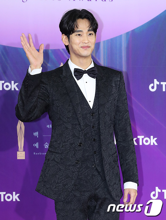 Siêu thảm đỏ Baeksang 2021: Song Joong Ki - Kim Soo Hyun át cả nữ thần Suzy, “ác nữ” Kim So Yeon o ép vòng 1 dẫn đầu đoàn sao Penthouse - Ảnh 11.