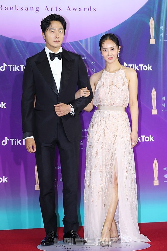 Siêu thảm đỏ Baeksang 2021: Song Joong Ki - Kim Soo Hyun át cả nữ thần Suzy, “ác nữ” Kim So Yeon o ép vòng 1 dẫn đầu đoàn sao Penthouse - Ảnh 12.