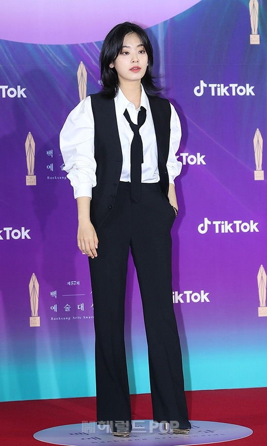 Siêu thảm đỏ Baeksang 2021: Song Joong Ki - Kim Soo Hyun át cả nữ thần Suzy, “ác nữ” Kim So Yeon o ép vòng 1 dẫn đầu đoàn sao Penthouse - Ảnh 37.