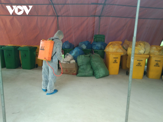 Cận cảnh thu gom r&aacute;c trong c&aacute;c khu c&aacute;ch ly, phong tỏa ở v&ugrave;ng dịch Thuận Th&agrave;nh - Ảnh 2.