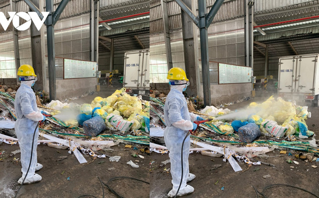 Cận cảnh thu gom r&aacute;c trong c&aacute;c khu c&aacute;ch ly, phong tỏa ở v&ugrave;ng dịch Thuận Th&agrave;nh - Ảnh 1.