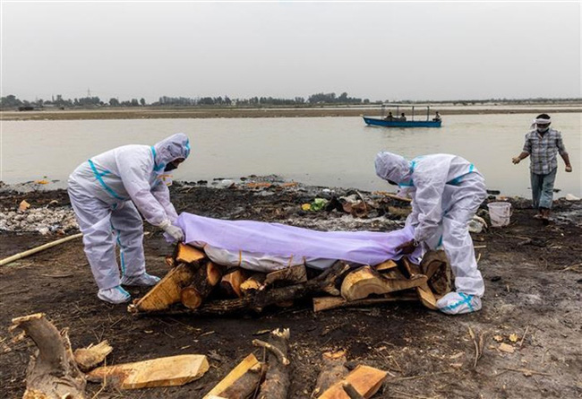 Ấn Độ mở cuộc điều tra vụ 100 thi thể trôi dạt vào bờ sông Hằng - Ảnh 1.