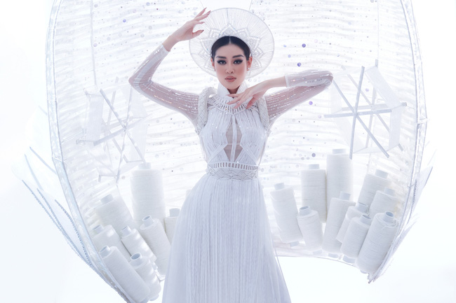 Ngắm trọn vẹn quốc phục Khánh Vân sẽ diện ở đêm Bán kết Miss Universe 2020: Cầu kỳ đến mức bị thương, nhưng tôn visual đỉnh cao - Ảnh 5.