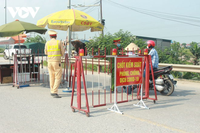 Cận cảnh thu gom r&aacute;c trong c&aacute;c khu c&aacute;ch ly, phong tỏa ở v&ugrave;ng dịch Thuận Th&agrave;nh - Ảnh 12.
