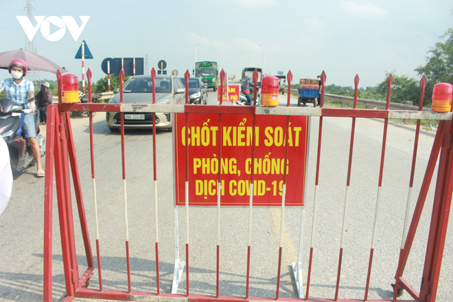Cận cảnh thu gom r&aacute;c trong c&aacute;c khu c&aacute;ch ly, phong tỏa ở v&ugrave;ng dịch Thuận Th&agrave;nh - Ảnh 13.