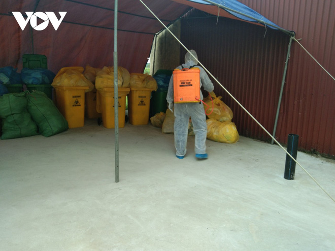 Cận cảnh thu gom r&aacute;c trong c&aacute;c khu c&aacute;ch ly, phong tỏa ở v&ugrave;ng dịch Thuận Th&agrave;nh - Ảnh 5.