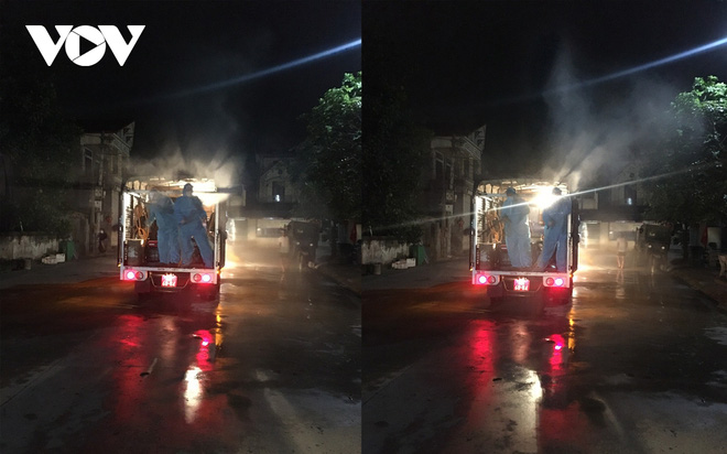 Cận cảnh thu gom r&aacute;c trong c&aacute;c khu c&aacute;ch ly, phong tỏa ở v&ugrave;ng dịch Thuận Th&agrave;nh - Ảnh 10.