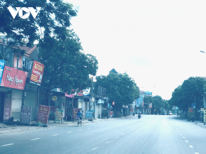 Cận cảnh thu gom r&aacute;c trong c&aacute;c khu c&aacute;ch ly, phong tỏa ở v&ugrave;ng dịch Thuận Th&agrave;nh - Ảnh 11.