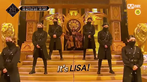 Clip teaser của Lisa (BLACKPINK) tại Kingdom: H&oacute;a nữ vương sang chảnh, hứa hẹn đốt ch&aacute;y s&acirc;n khấu c&ugrave;ng iKON - Ảnh 2.