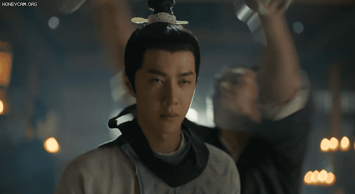 Trai có vợ Vương Nhất Bác bị siết cổ mà vẫn mlem xỉu ở trailer Phong Khởi Lạc Dương, còn nhan sắc bà xã thì sao ta? - Ảnh 4.