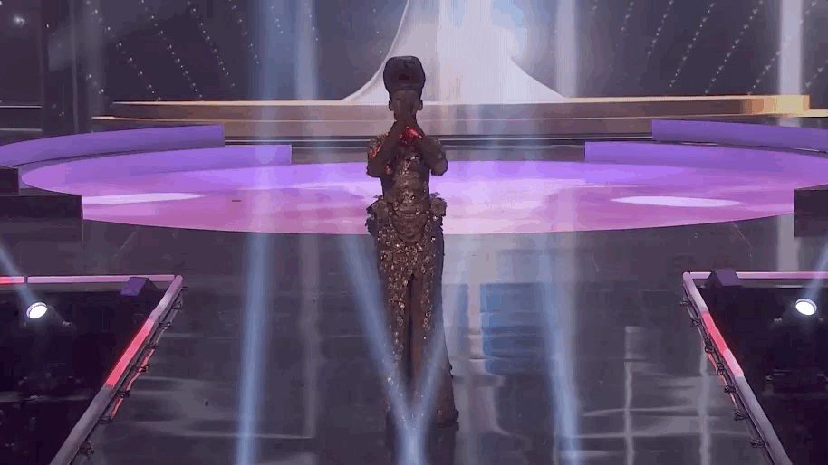 Đêm thi Quốc phục Miss Universe: Khánh Vân trình diễn Kén Em với cú xoay catwalk gây sốt, loạt Hoa hậu gặp sự cố sân khấu - Ảnh 18.