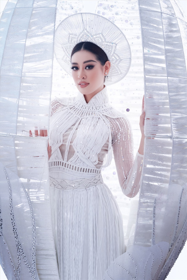 Đêm thi Quốc phục Miss Universe: Khánh Vân trình diễn Kén Em với cú xoay catwalk gây sốt, loạt Hoa hậu gặp sự cố sân khấu - Ảnh 35.