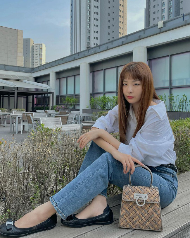 Seulgi là chuyên gia lên đồ với áo trắng, cách mix rất đơn giản nhưng sành điệu hết chỗ chê - Ảnh 4.