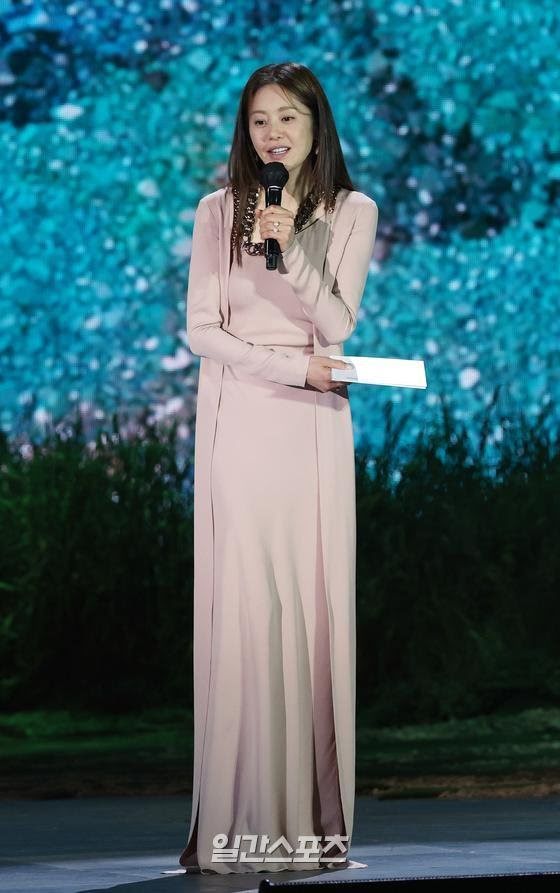 Á hậu bị đế chế Samsung ruồng bỏ Go Hyun Jung gây sốt ở Baeksang 2021, so lại ảnh 10 năm trước mới thấy choáng - Ảnh 2.