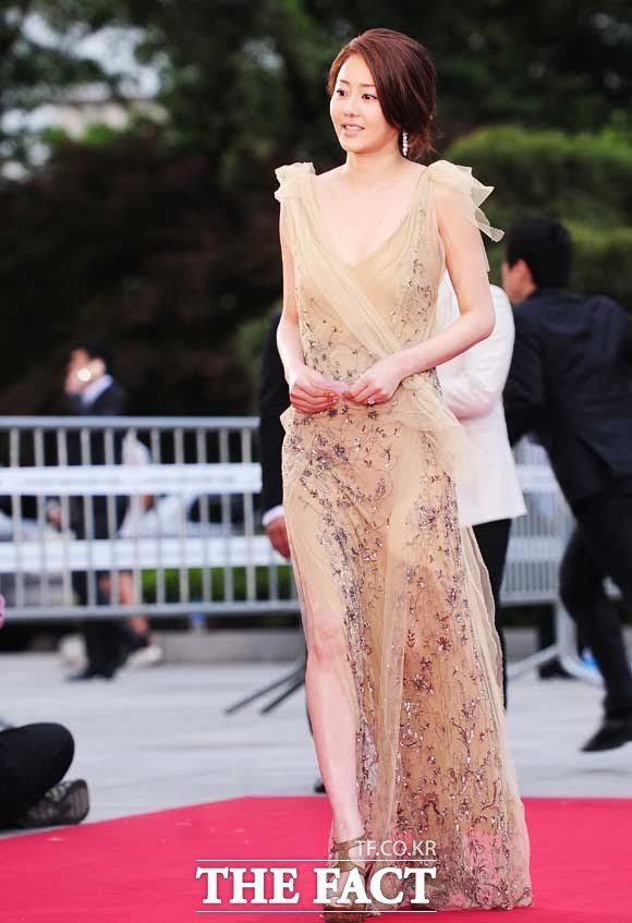 Á hậu bị đế chế Samsung ruồng bỏ Go Hyun Jung gây sốt ở Baeksang 2021, so lại ảnh 10 năm trước mới thấy choáng - Ảnh 6.